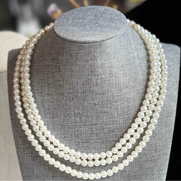 SALE!!!!  EUC! Vintage 3 Strand Fashion Pearl Necklace - Picture 3 of 9